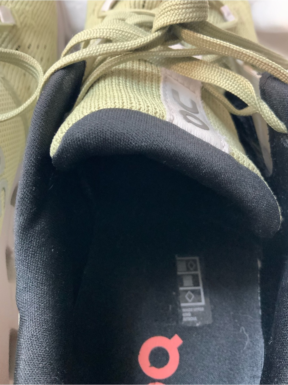 On Running Men’s Pale Green Breathable Lace-Up Running Shoes - Picture 5 of 8